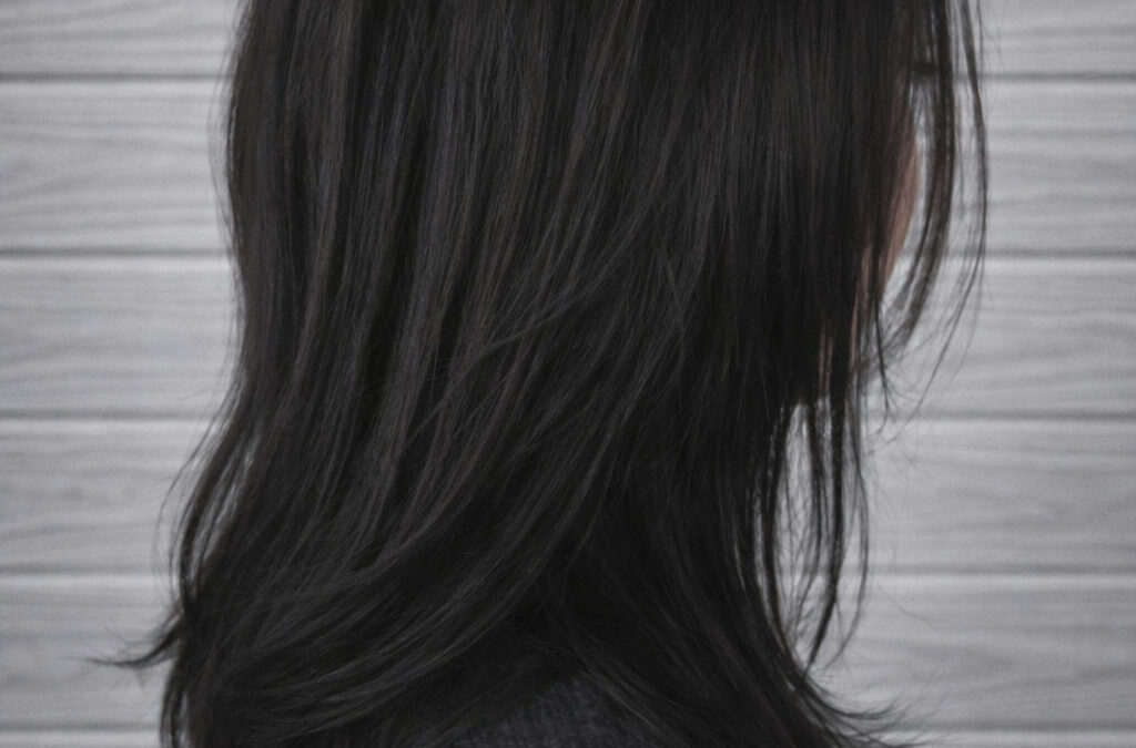 暗めでも重く見えないロングヘア
