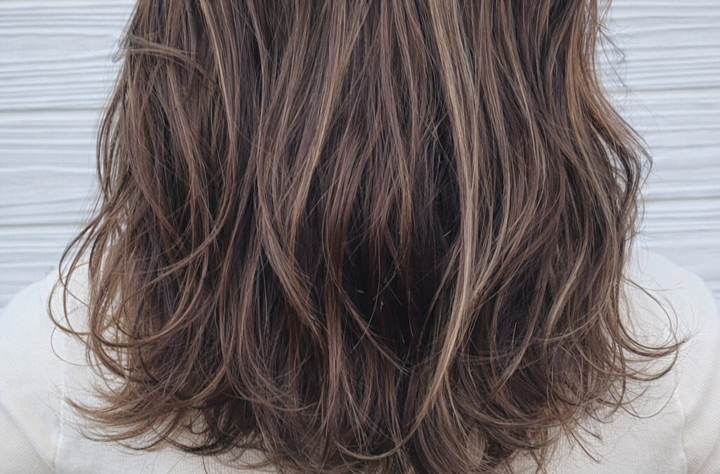 やりすぎないハイライトで、自然に垢抜ける髪へ